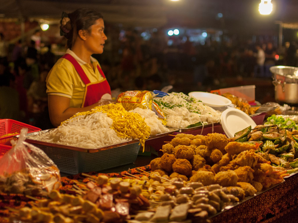 attraction-Shopping In Kampong Thom market 2.jpg
